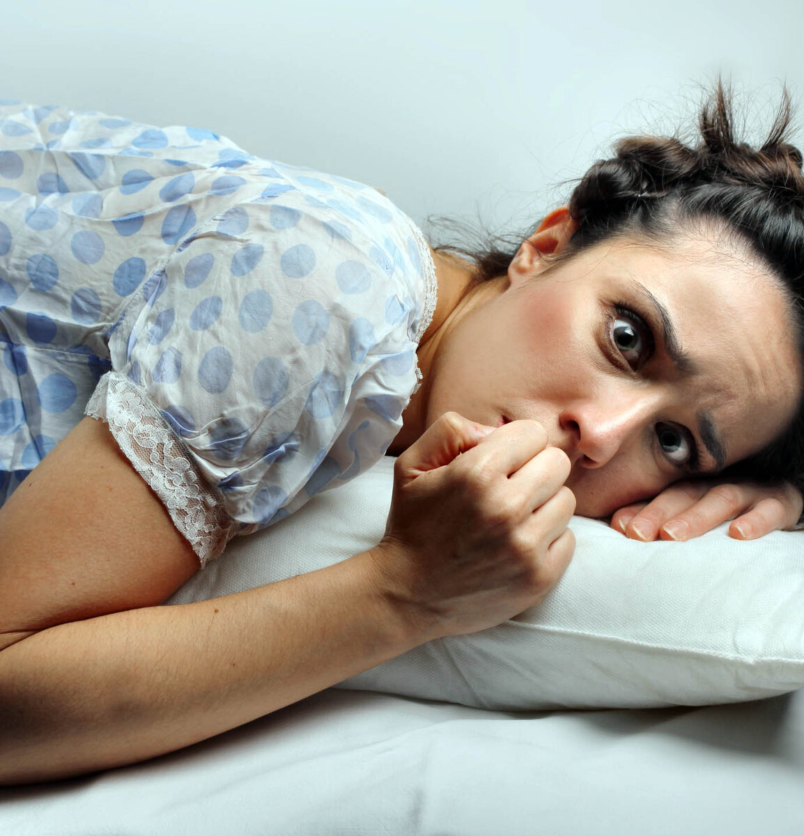 Согласно статистике, у более 60% людей возникают проблемы со сном в результате переживаний по работе, неполадок в семье и отношениях. Грустные мысли не позволяют быстро заснуть и влияют на ночной отдых. Как с этим бороться? 
1.Научитесь расслаблять мышцы. Примите удобную позу, сначала расслабьте нижние конечности, потом продвигайтесь выше, представляя, как ваше тело «растекается» по кровати.

2.Займитесь сексом. Во время оргазма происходит выброс эндорфинов, что помогает быстро уснуть.

3.Сделайте заметки. Чтобы мозг настроился на сон, прежде чем лечь спать, напишите на листе бумаги главные причины, которые вызывают стресс и пути их решения.

4.Спите под тяжелым одеялом. Таким образом, вы меньше будете ворочаться во сне и быстро заснете.

5.Слушайте медленную музыку. Расслабляющая музыка замедляет сердечный ритм и способствует быстрому засыпанию.

6.Все проблемы решайте до сна. Если сильно переживаете или сердитесь, то сначала отыграйте эмоции и только потом укладывайтесь спать.