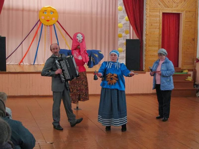 Первая часть праздника началась в сельском клубе с концерта и всевозможных конкурсов.
Собралось около шестидесяти сельчан разных возрастов.