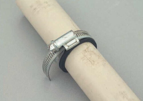 Хомут для трубы отопления протечка. Хомут для свища на трубе. Заделка трещины в чугунной трубе канализации. Холодная сварка для водопроводных труб под давлением. Хомут для отопления устранение течи.