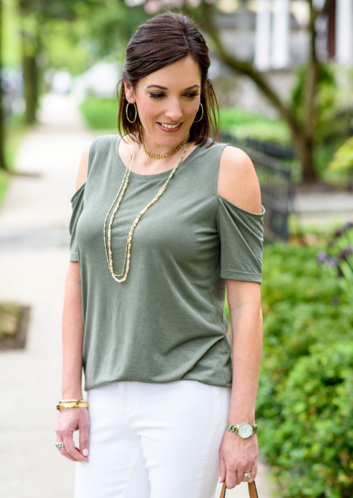 "Живучий" тренд на приоткрытое плечо во всей своей наглядности. Фото: https://jolynneshane.com