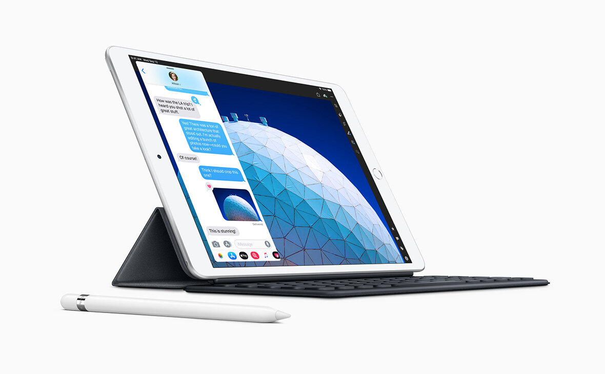 Apple объявила об обновлении своей линейки планшетов. Она пополнилась новыми устройствами iPad Air и iPad mini с поддержкой стилусов Apple Pencil первого поколения. Стоимость гаджетов составляет от $399 до $629 
Apple в понедельник, 18 марта, представила в своей штаб-квартире в Купертино, штате Калифорния, новые iPad Air и iPad mini. Об этом говорится в сообщении на сайте компании. Оба новых гаджета поддерживают стилус Apple Pencil первого поколения. 
Планшет iPad Air, согласно релизу, будет выпускаться в обновленном дизайне — ультратонком корпусе с 10,5-дюймовым дисплеем и чипом Apple A12 Bionic. Последний, как указали в компании, обеспечит повышение производительности гаджета на 70% и в два раза увеличит его графические возможности. Также улучшенный дисплей Retina с технологией True Tone (изменяет температуру экрана в зависимости от внешней освещенности), которым будет оснащен новый iPad Air, будет увеличен почти на 20%, рассказали в Apple. 
iPad mini, как отмечается в релизе, в свою очередь сохранит 7,9-дюймовый экран, но будет оснащен такой же, как и новый планшет Air, системой A12 (в нее входит 64-битный 6-ядерный ARM-микропроцессор). Также планшет будет оборудован дисплеем Retina с True Tone, который обеспечит «самую высокую плотность пикселей во всей линейке iPad», подчеркнули в пресс-службе. «Благодаря поддержке Apple Pencil первого поколения новый iPad mini — это идеальный блокнот, который можно взять с собой, чтобы делать наброски и записывать мысли на ходу», — отметили в компании.

iPad Air производитель предложит в двух вариантах — с памятью объемом 64 Гб и 256 Гб. Аналогичные модели будут представлены среди новых iPad mini. Цвет корпуса планшетов можно выбрать, они доступны в золотистом, серебристом и «космическом сером» вариантах.

Модель iPad mini с 64 Гб памяти обойдется покупателям в $399. В конфигурации Wi-Fi + Cellular (поддерживает помимо стандартной сети Wi-Fi 3G и 4G) — $529. Стоимость новых iPad Air стартует с $499, цена модели Wi-Fi + Cellular будет равняться $629.

Заказать новые гаджеты покупатели из Австралии, Канады, Финляндии, Люксембурга, Новой Зеландии, ОАЭ, Великобритании, США и стран ЕС уже могут на официальном сайте Apple и в приложении Apple Store. В других странах, в том числе в России, новые гаджеты будут доступны для заказа​ начиная со следующей недели.

Также, как отмечается в релизе, отдельно покупатели могут приобрести стилус Apple Pencil первого поколения ($99) и смарт-клавиатуру для 10,5-дюймового iPad Air ($159). 

