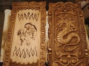 Большинство резных досок для нард выполняются просто, с плоским рельефом, что станет весьма лёгким для выполнения даже для новичка. Главное, чтобы рисунок изначально был правильно подобран. Как можно заметить на большом количестве резных нард, весьма популярны орнаменты в виде арабесок или с изображениями растений.