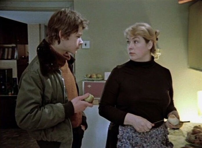 Мать Романа - измотанная, тяжеловесная, ...правильная, рано состарившаяся. Кадр из фильма «Вам и не снилось» (1980). Скриншот. Источник - YouTube.