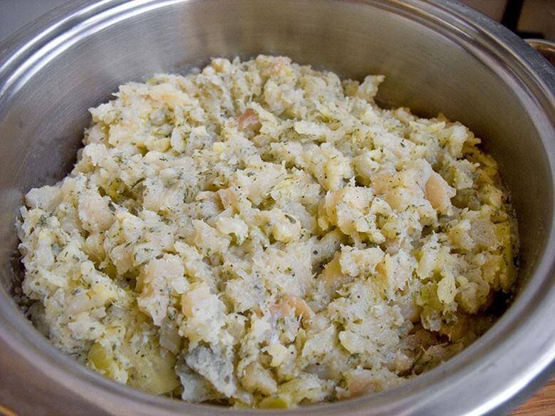 Рыбный фарш с рисом и луком из филе щуки.