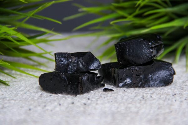 Мумиё, или горное масло, является биологически активным веществом, которое добывается из расщелин горных скал