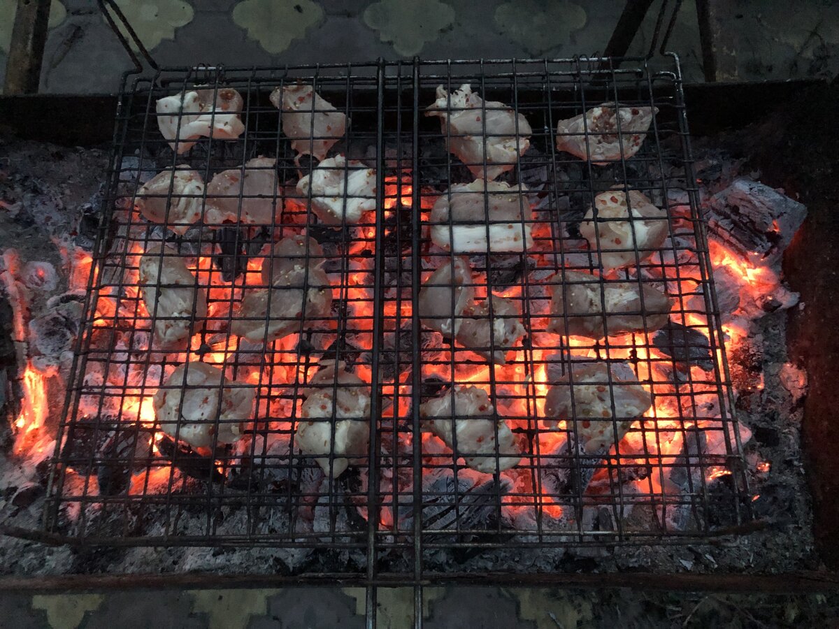 На углях когалым. Мясо на решетке на углях. Мясо на углях на Троицкой Новочеркасск. Мясо на углях Лабытнанги. Метро Марьино мясо на углях.