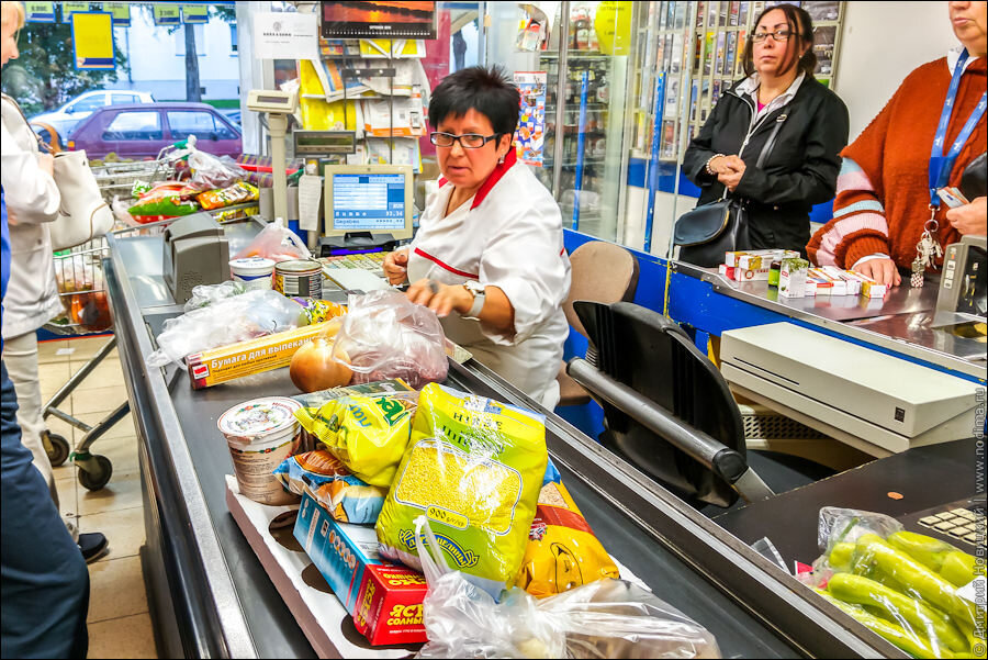 Russian shopping. Очередь на кассе в супермаркете. Лента в магазине на кассе. Касса с продуктами. Лента на кассе в супермаркете.