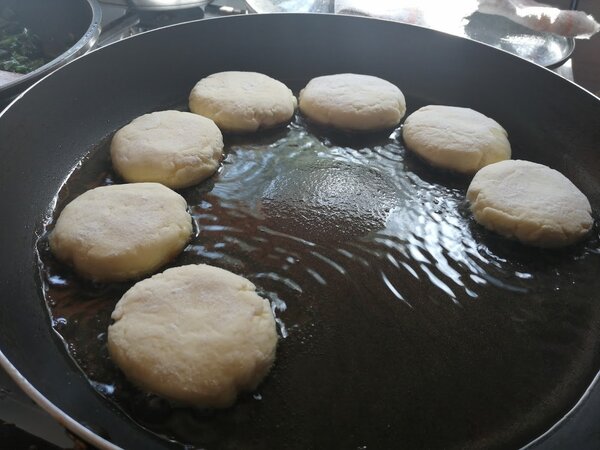 Обжарка сырников на сковороде