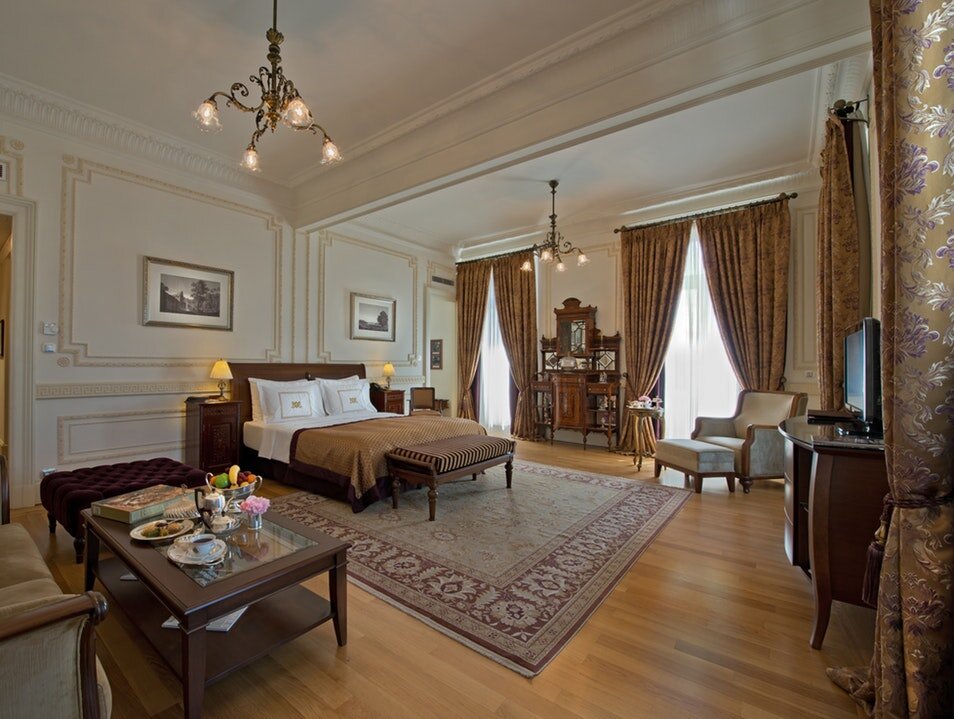 Интерьер спальни в стиле модерн с деревянной мебелью