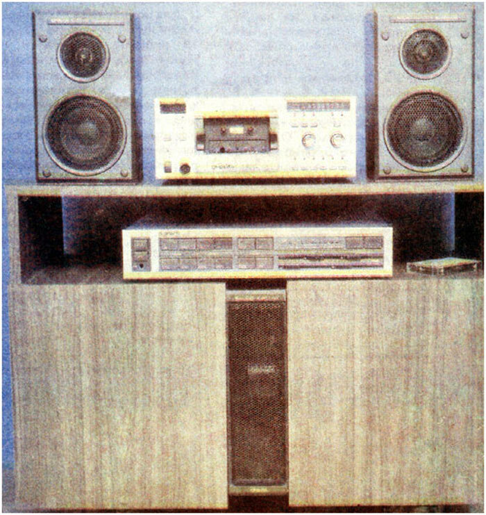 Тумбочка была вполне продумана и могла уместить на себе несколько устройств