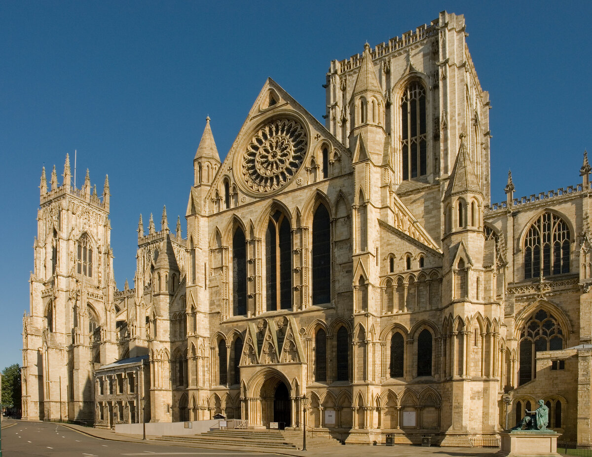 Йоркский Кафедральный собор (York Minster)Строительство началось в 1220 году и продолжалось 250 лет . Наше время.