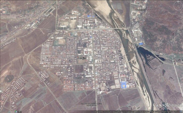 Больше напоминает поселок, чем большой город.