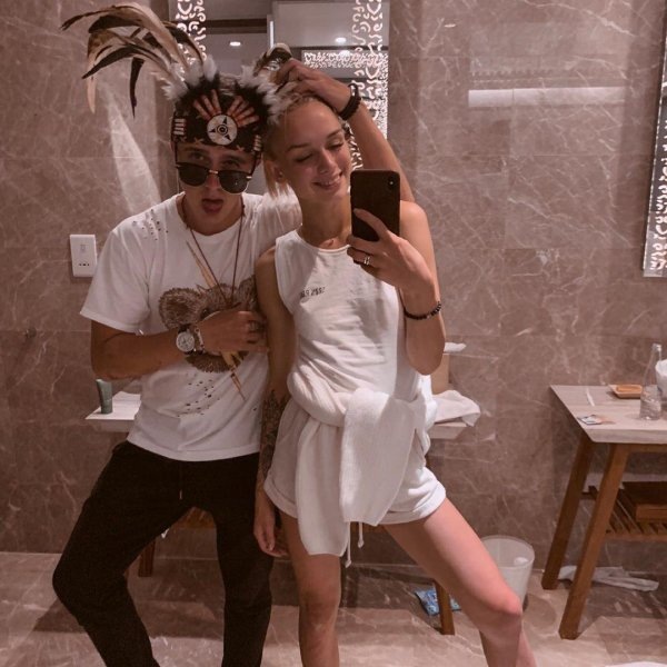 Участница многочисленных ток-шоу Диана Шурыгина снялась обнаженной в клипе порнорежиссера Сергея Михайлова, известного как Боб Джек 
Подробностями съемок с журналистами поделился Стас Барецкий. По его словам, ролик снимался в петербургском Sweet Museum по заказу молодого миллионера и нового ухажера Дианы Шурыгиной — Дениса Реброва. Он и его пассия — участница многочисленных вечерних ток-шоу — исполнили главные роли. Постановкой сцен и монтажом занимался порнорежиссер Сергей Михайлов, известный как Боб Джек.

«Диана была полностью голой, для роли разделся и я», — заявил Барецкий. Он не стал раскрывать иных подробностей, охарактеризовав ролик как «интересный и захватывающий».

Что же касается мужа Дианы Шурыгиной, два года назад девушка, напомним, вышла замуж за оператора Первого канала Андрея Шлягина, он, как рассказал Барецкий, смиренно ждет супругу дома, пока она отрывается в Северной столице.

«Муж объелся груш. Сидит, ждет, пока жена из командировки вернется. Вы знаете, в Питер со своими самоварами не ездят», — цитирует шоумена «КП-Петербург».