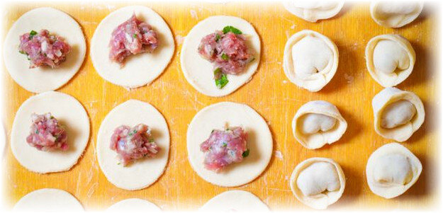 Как правило, магазинные полуфабрикаты нужно варить от 5 до 7 минут. Домашние пельмени, если в тесто добавлены яйца, ждать до готовности придётся ¼ часа, т. е. в 2 раза дольше. Исключение — продукция из заварного теста. Её варить надо очень быстро —3–4 минуты.