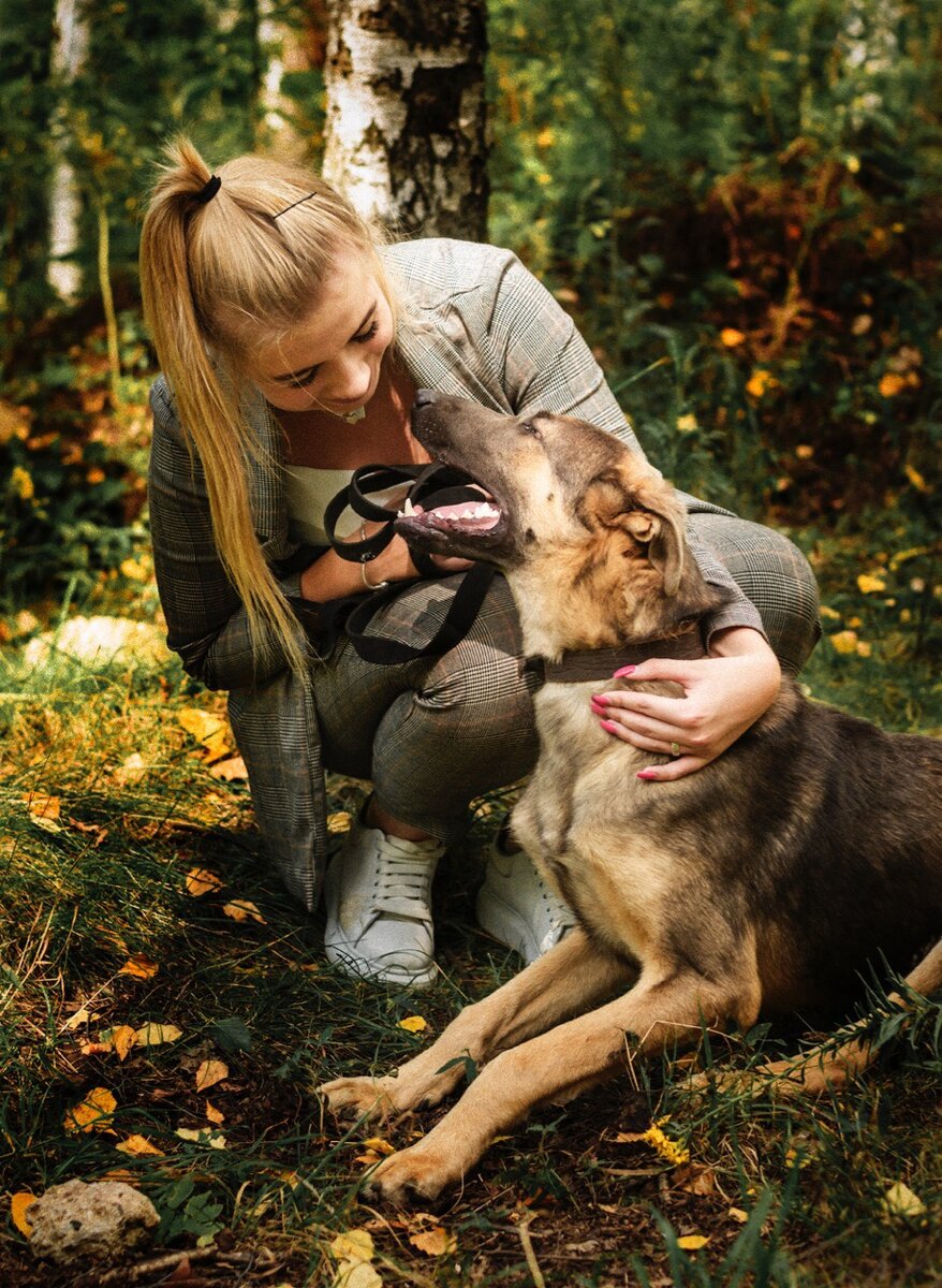 Киану с гостьей приюта