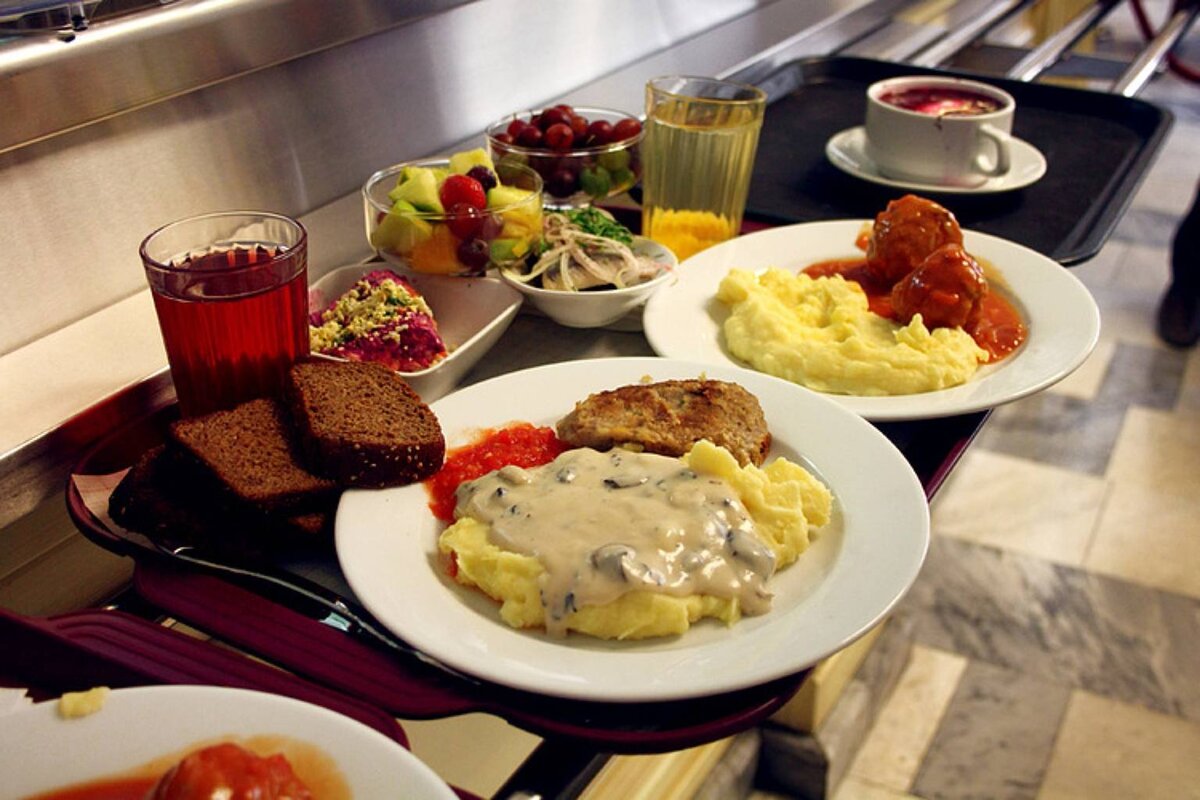 Стандартный обед в советской столовой