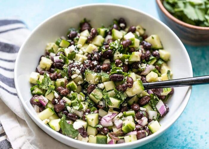 Свежий овощной салатик с пикантным маринованным вкусом // изображение budgetbytes.com