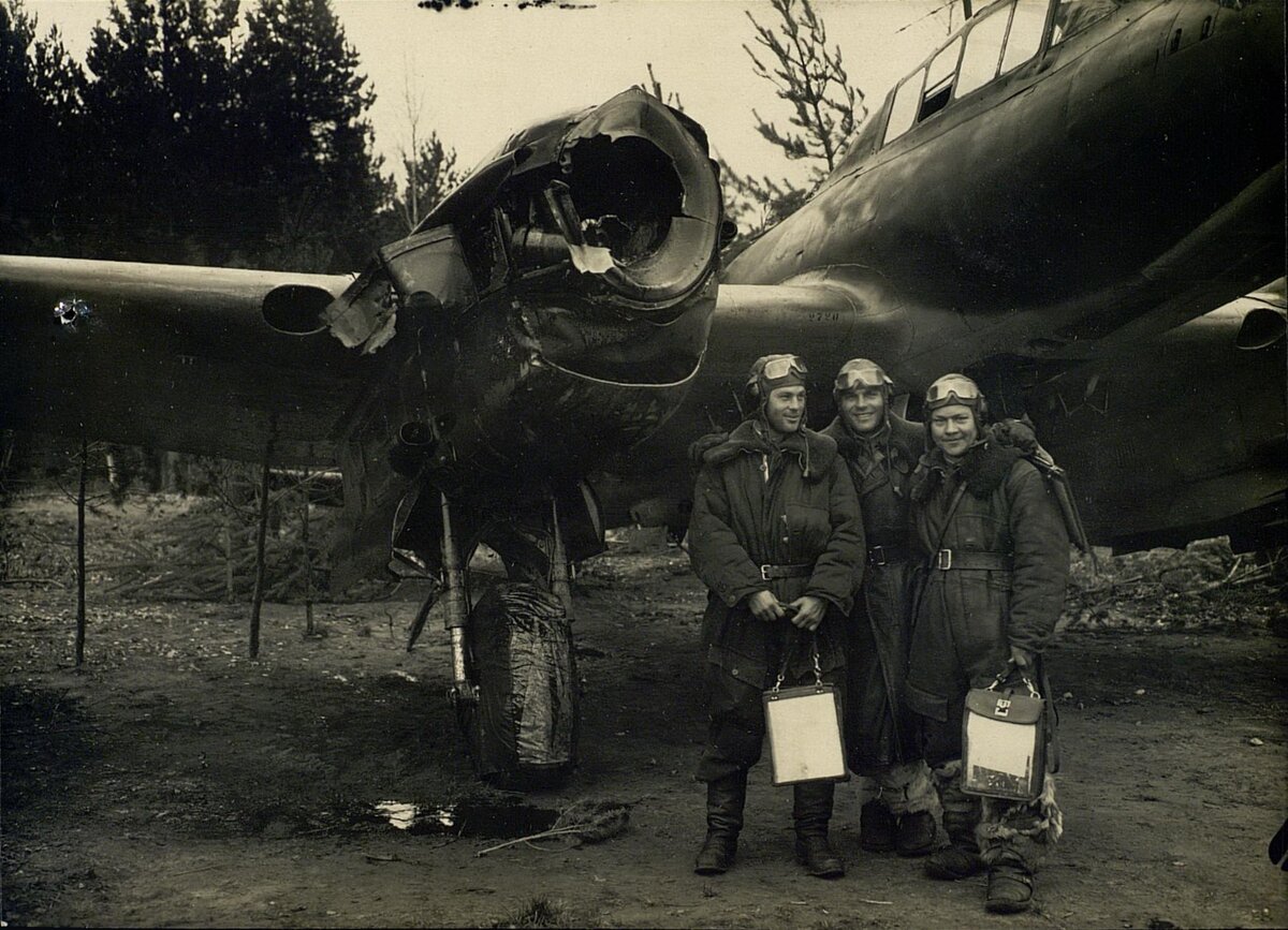 Стрелок-радист в самолёте пе-2