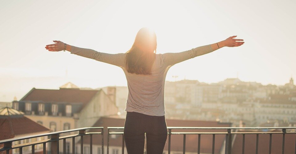 https://cdn.pixabay.com/photo/2016/11/18/14/40/balcony-1834990_960_720.jpg
