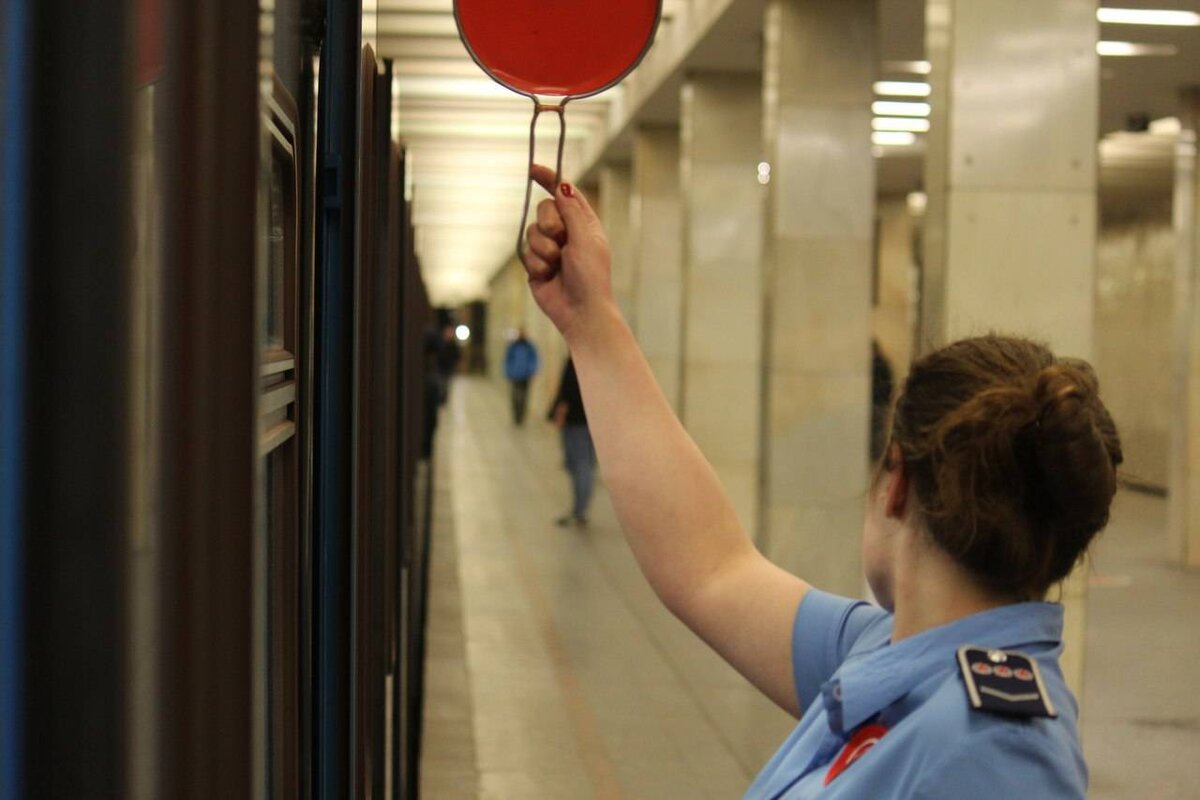 Дежурный по станции в московском метро. Источник: https://mosmetro.ru