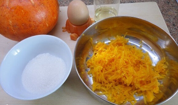 Тыкву натереть на мелкой терке, яйцо берем крупное.