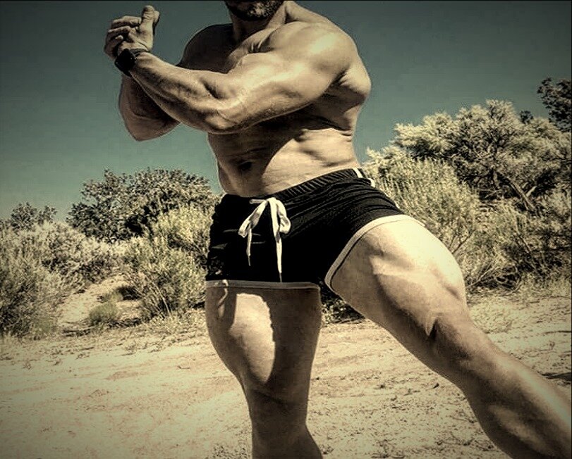 Массивные бедра бодибилдера