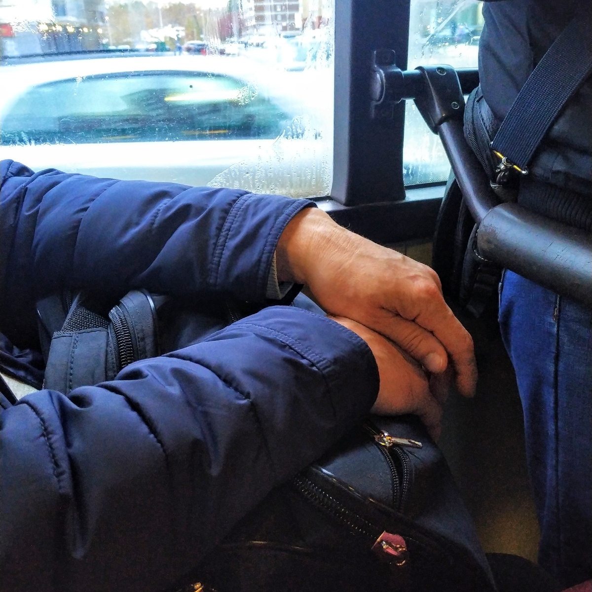 Фото моё личное. Тот самый "настоящий" мужчина со своей летающей сумкой. 