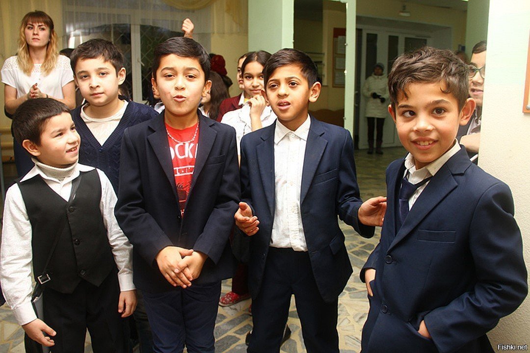 Цыгане учатся в школе. Цыганские дети в школе. Цыганские школьники. Цыганские дети в школе. Цыганская школа.