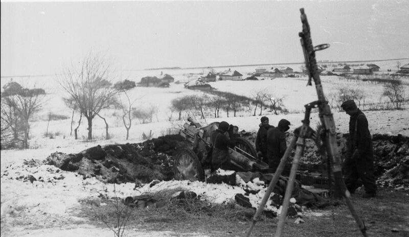 Зенитный пулемёт прикрывает позиции артиллерии.