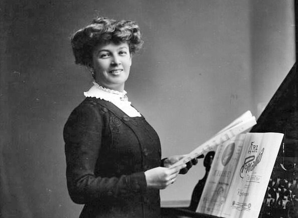 Знаменитая певица Анастасия Вяльцева исполняла романсы Сергея Зилоти. Фоторепродукция из открытых источников.