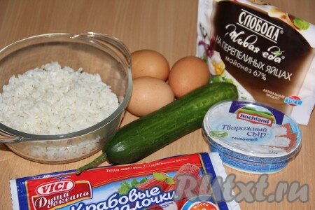 Рис промыть и отварить в подсоленной воде до готовности. Яйца сварить вкрутую. Огурец вымыть.