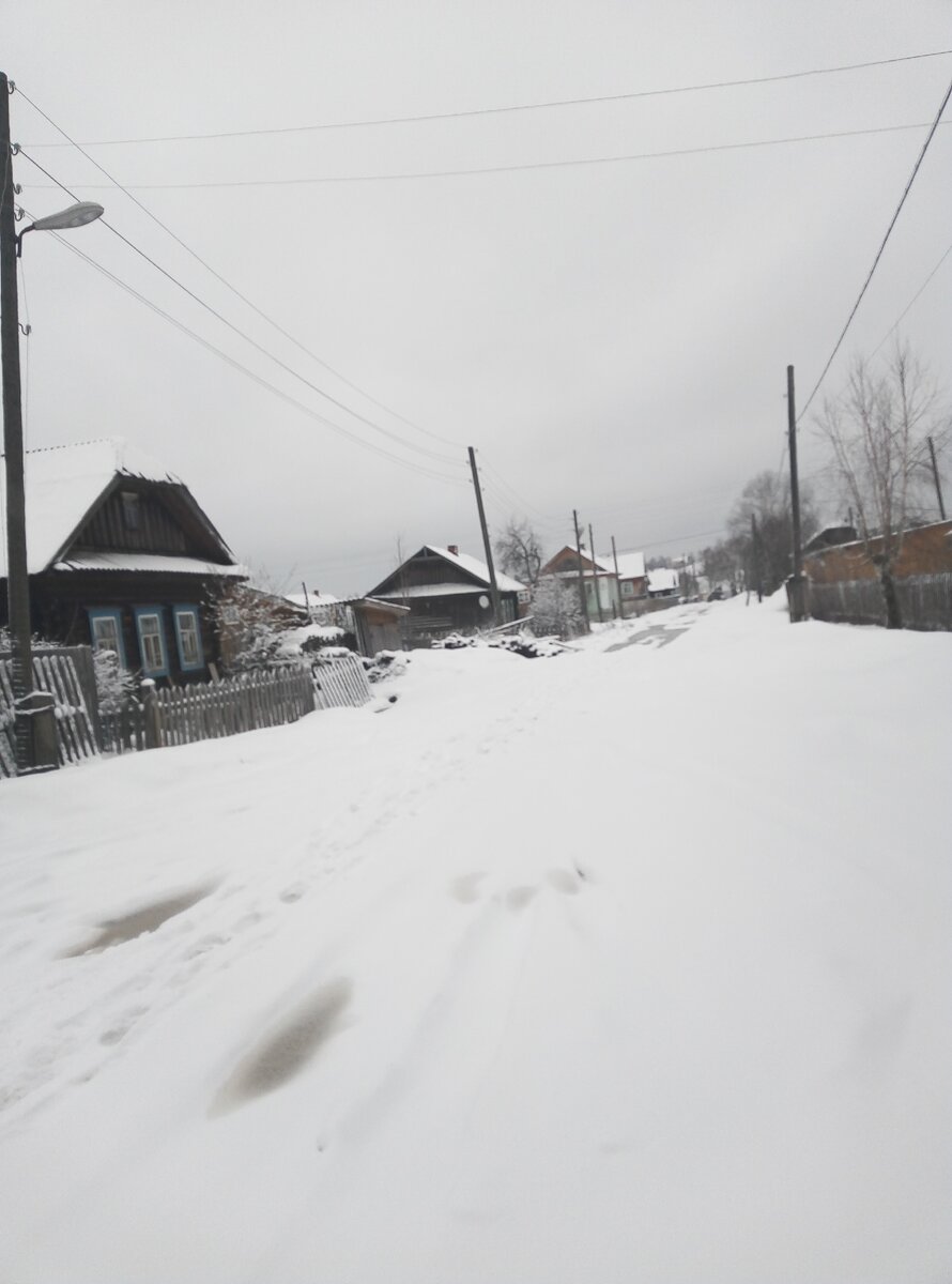 Рано утром (в 5  утра примерно) город ещё безлюдный. На улице почти никого, как сейчас в кароновирус. Зима дала о себе знать сильными морозами. Из-за него всё слышится в несколько  громче и дальше. Стужа разносит звуки: хрустит снег под ногами, трещат ветки на деревьях, вдалеке заливается собака, и дома, как будто               дышат.                                                             
