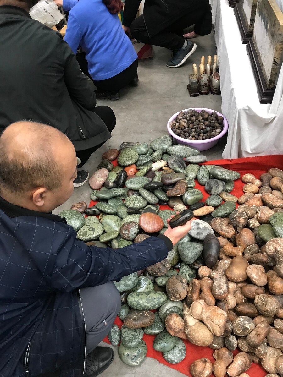 Выставка-продажа камней в Китае: много потрясающих экспонатов