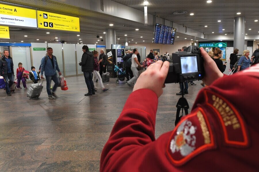 Сотрудник санитарно-карантинного пункта проводит дистанционную термометрию пассажиров, прибывших в международный аэропорт Шереметьево 24 января. Фото - РИА Новости
