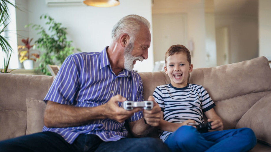 Дедушка и внук. Дедушка играет с внуком. Фотосессия с дедушка и внук домашняя. Дедушка и внук у компьютера.