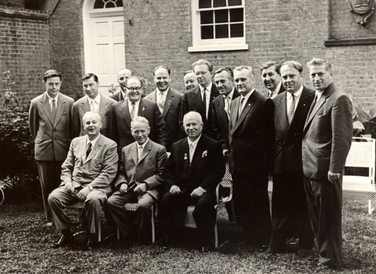 Н. Тихонов (четвертый справа) в составе советской делегации во время визита Н. Хрущева в США.