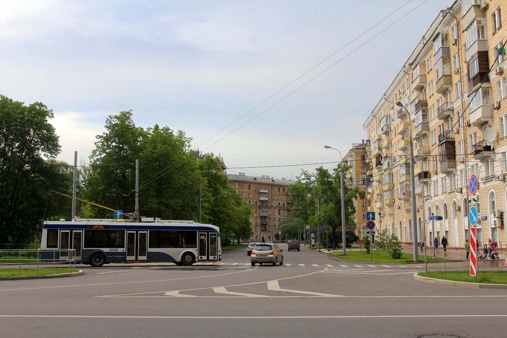 2. Затем я вышел на Песчаную площадь, откуда и берёт начало Новопесчаная улица. Точнее сказать, наоборот, где она заканчивается, ибо начало своё она берёт от Ленинградского проспекта в районе станции метро «Сокол». Улица образовалась в 1948 году на землях бывшего подмосковного села Всехсвятского. Своё название получила по характеру грунта. Застройка улицы велась быстрыми темпами с применением индустриальных методов и была в основном завершена к середине 1950-х годов. Дома Новопесчаной улицы имеют от 4 до 9 этажей. В архитектуре зданий были использованы различные декоративные элементы.