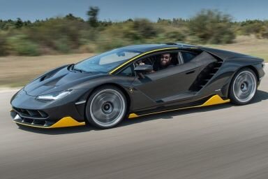 Первый тест-драйв Lamborghini Centenario LP 770-4
Я никогда не был на палубе авианосца при взлете боевого истребителя. Подозреваю, что догадки об испытываемых при этом ощущениях могут быть весьма разнообразными. Но я стоял примерно в 150 метрах позади Lamborghini Centenario, который воинственно стартовал в режиме Thrust — из всех трех выхлопных труб извергался яростный механический рык безумного зверя. Что громче, истребитель или автомобиль? Я не знаю, но поставил бы на этого неистового быка без тени сомнения. Я спросил неизменно улыбающегося главу научно-исследовательского отдела Lamborghini Маурицио Реджиани, что могло его подвигнуть на создание столь хронически оскорбительно звучащего автомобиля. Лучезарно улыбаясь, он ответил, что его клиентам другие Aventador казались «недостаточно громкими».
