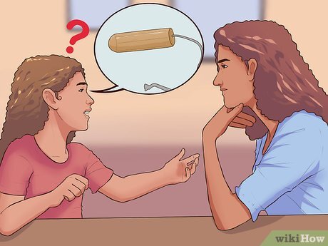 «Похоже, у меня начались месячные».  «Пойдем сходим  в магазин. Мне нужно купить средства для женской гигиены».
 «Мне трудно об этом говорить, но у меня начались месячные».
«Не знаю, как сказать, но «они» пришли…»Но можно просто пойти с мамой в магазин. И у полки с прокладками остановиться и сказать, что вам это теперь нужно. Тогда ваша мама сразу все поймёт и посоветует хорошее средство гигиены.