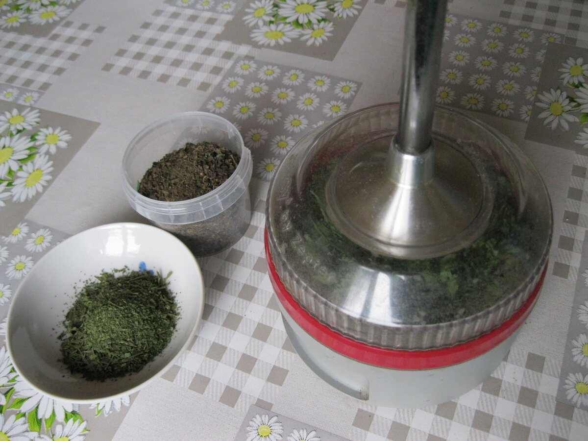 Мы измельчаем траву в блендере, наверно можно использовать кофемолку тоже.