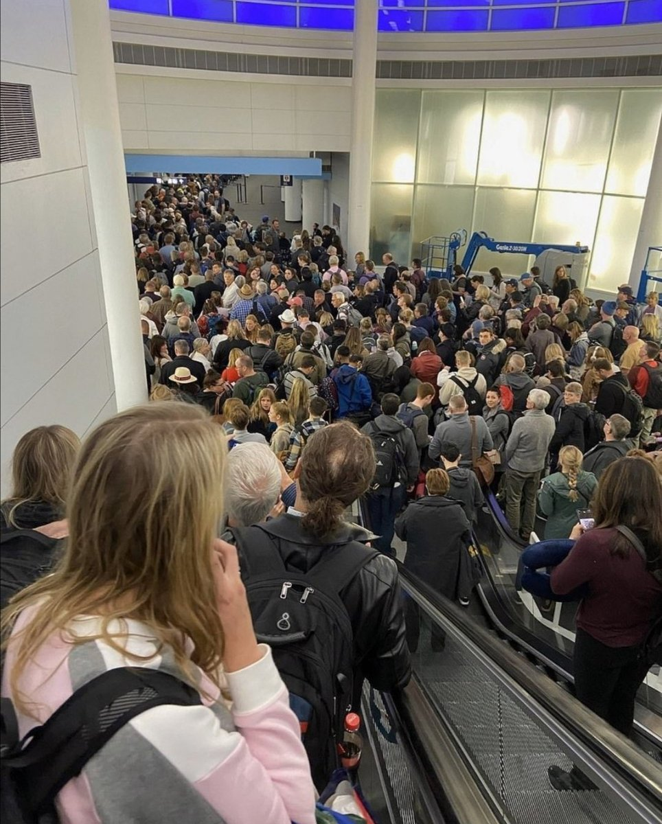 Что творится в аэропортах москвы сегодня. Очередь в аэропорту. Очередь в аэропорту США. Толпа людей в аэропорту. Очередь людей в аэропорту.