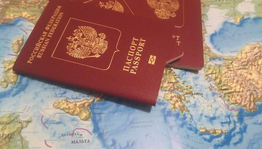 Заграничные паспорта у многих сейчас дожидаются лучших времён...