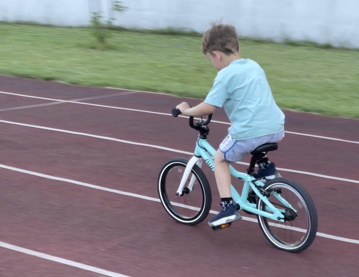 Как научить ребенка ездить на двухколесном велосипеде. Сын катается на двухколесном. Самый лучший велосипед двухколесный чтобы научиться кататься.