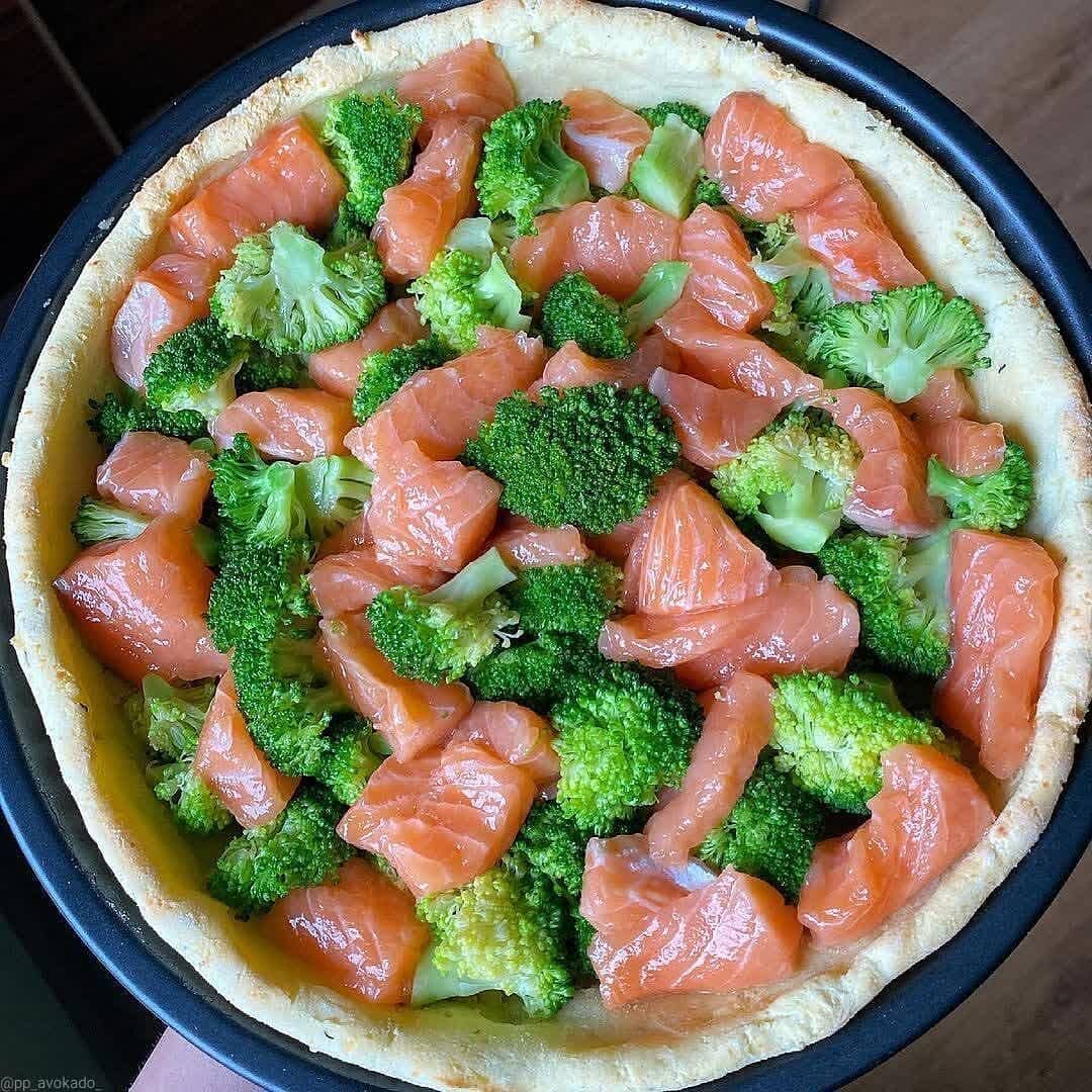 Киш с красной 🤤рыбой и 🥦брокколи в нежной сливочно-сырной 🧀заливке – просто в приготовлении, сытно и празднично!

КБЖУ на 100 грамм = 152,9/11,4/6,9/11,3

Ингредиенты:
Творог в брикетах 5% 200 грамм
Яйца 🥚4 шт.
Рисовая мука 150 грамм
Филе красной рыбы (у меня семга) 300 грамм
Брокколи 🥦300 грамм
Молоко 2,5% 200 мл
Сыр 20% 100 грамм
Оливковое масло 10 мл
Разрыхлитель 1 ч.л.
Соль, перец, тимьян

1. Соединяем с помощью вилки: творог (отжать лишнюю жидкость), два яйца, масло, соль, перец, тимьян.
2. Добавляем разрыхлитель, муку и вымешиваем тесто.
3. Распределяем тесто по форме (у меня 24 см), делаем бортики, прокалываем тесто вилкой и отправляем в духовку на 15 минут при 180 градусах.
4. Брокколи моем, разрезаем на соцветия, отправляем в кипящую подсоленную воду на 2 минуты, откидываем на дуршлаг.
5.Филе рыбы нарезаем кусочками.
6. Готовим заливку: с помощью вилки соединяем яйца 2 шт., молоко, соль, перец, тимьян. Добавляем тертый сыр и хорошо перемешиваем.
7.Наполняем нашу основу рыбой, брокколи, заливаем равномерно заливкой и отправляем в духовку на 30 минут.

Приятного аппетита❤️
С Любовью,Ваша Лина 💕💫