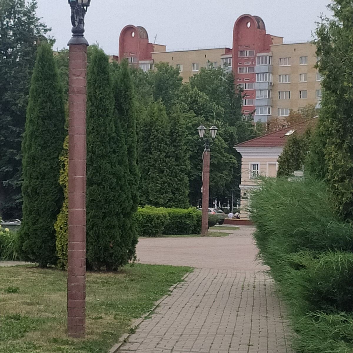 Так выглядит "дом с ушами", на месте которого находился ранее храм. Фото автора.