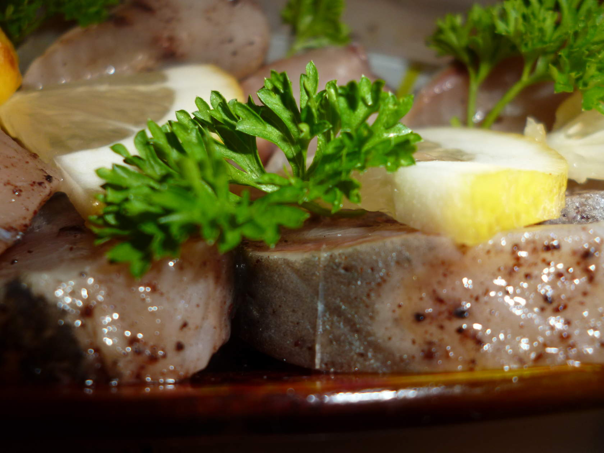 Рыба домашнего посола                                                                                                                                                        Ингредиенты: сельдь свежая, замороженная- 3 шт; лук репчатый-3 головки;соль крупная-2 чайные ложки;сахар-1 чайная ложка;перец черный молотый-0,5 чайной ложки;горчичный порошок-1 чайная ложка; масло подсолнечное- 200 мл; уксусная кислота-1,5 чайной ложки.                                                                                                                                        Подготовить сельдь-не размораживая,( лишь совсем чуть- чуть подержать при комнатной температуре) удалить хвост, плавники, голову, внутренности,кожу, порезать на кусочки толщиной 1 см.Можно приготовить филе. Я кости не удаляла.
  В подсолнечное масло влить уксусную кислоту и смешать. Лук нарезать полукольцами. Сахар, соль, перец и горчицу перемешать.Кусочки сельди смешать  с этой смесью, уложить в стеклянную банку слоями- сельдь, лук.Последним слоем уложить лук и залить смесью масла с уксусом. Закрыть банку крышкой и в холодильник.Через двое суток можно употреблять очень нежную селедочку.                                                                                                             Приятного аппетита!