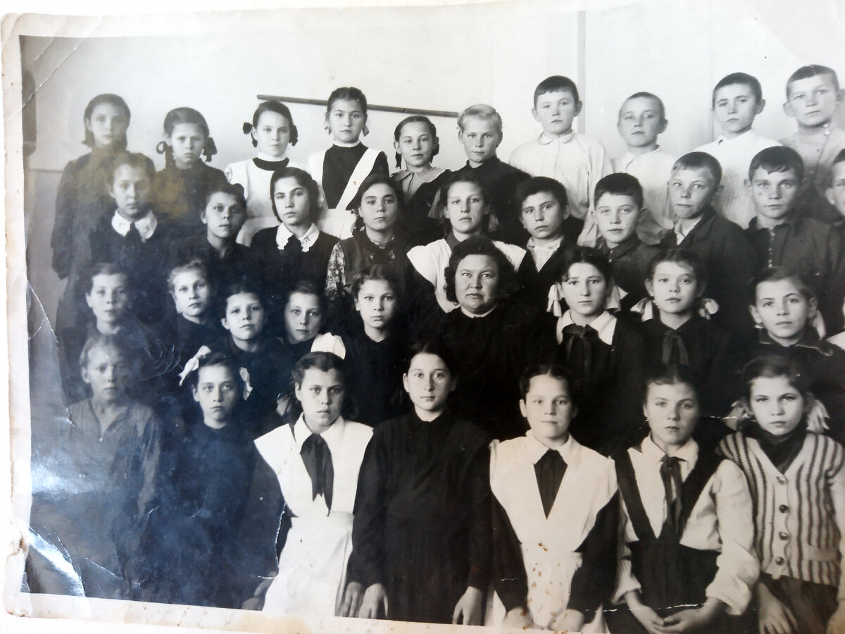 История нашей семьи. Школьные годы, город Саратов, школа № 22.  Верхний ряд, первая с лева моя мама Баранова Галина.