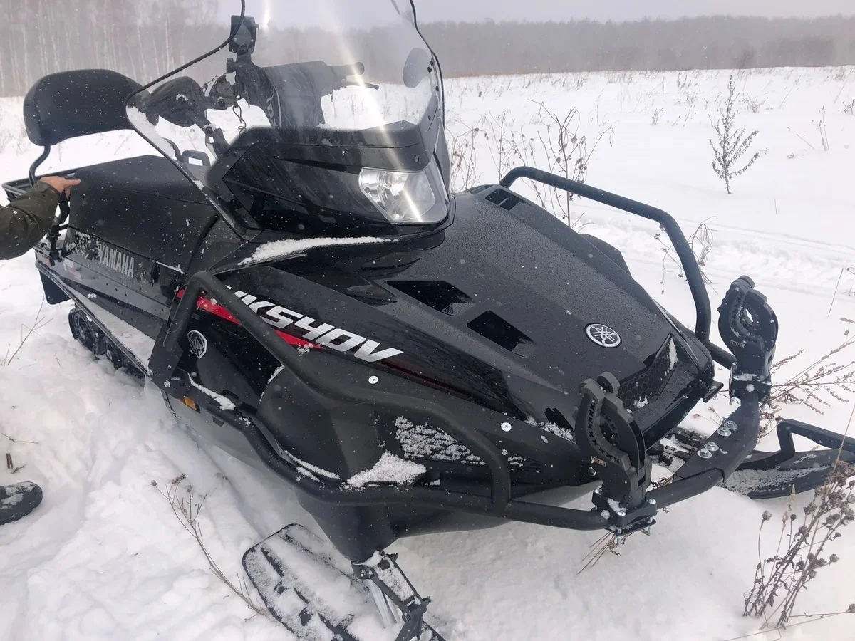 Современные версии отличаются увеличенной рулевой колонкой и более мощной фарой. Остальное все "как отцы учили". Источник фото - https://auto.ru/snowmobile/used/sale/yamaha/vk540/3739400-01b98e1c/