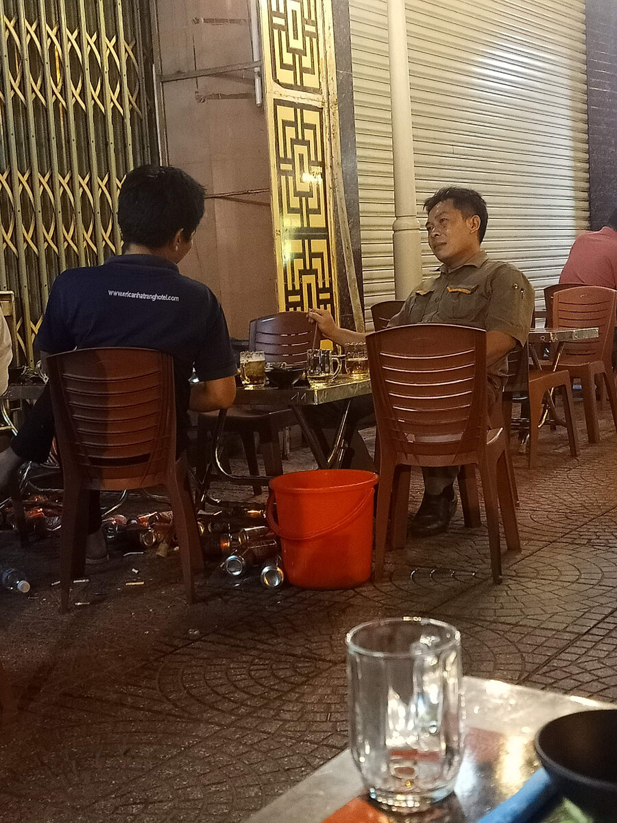 Весь мусор обязательно выкидывается под стол, чтобы легче потом это убрать, а рядом со столом ведро со льдом