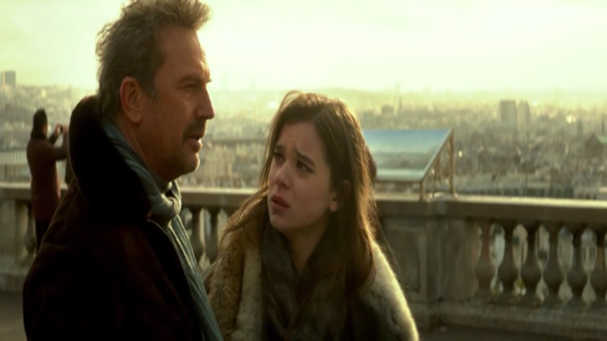 Сцена из фильма «Три дня на убийство»: отец пытается наверстать годы отсутствия, и это сложно